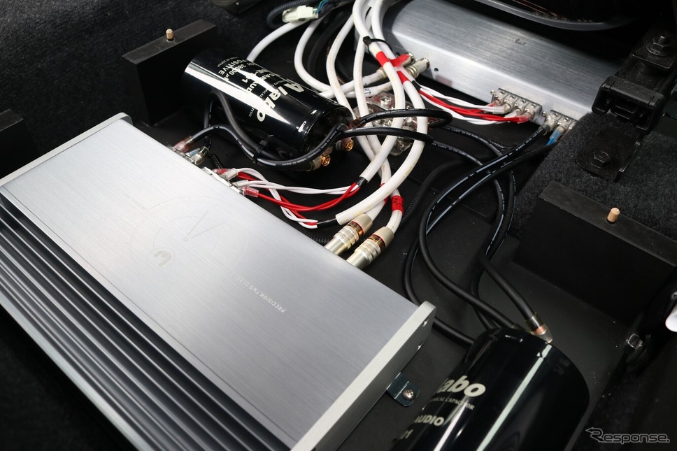 運転席後方の足もとスペースに設置されたアンプラックにビルトイン取り付けされているのはクワトロリゴのプレシジョンTWO。《写真撮影 土田康弘》