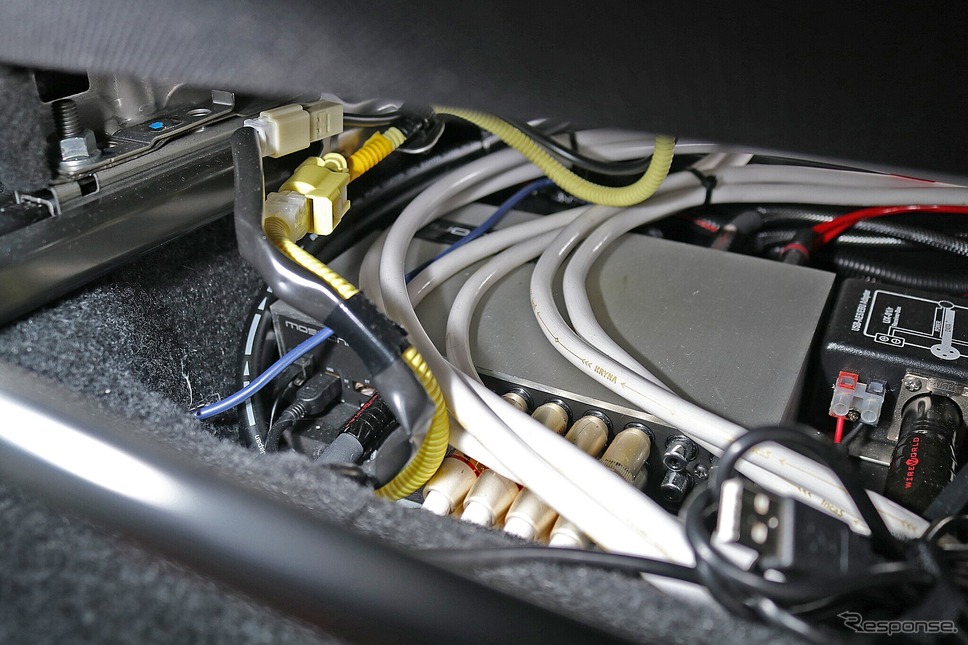 助手席シート下の右側サイドにはモスコニのDSP 8TO12 AEROSPACEが奥深くに設置されている。《写真撮影 土田康弘》