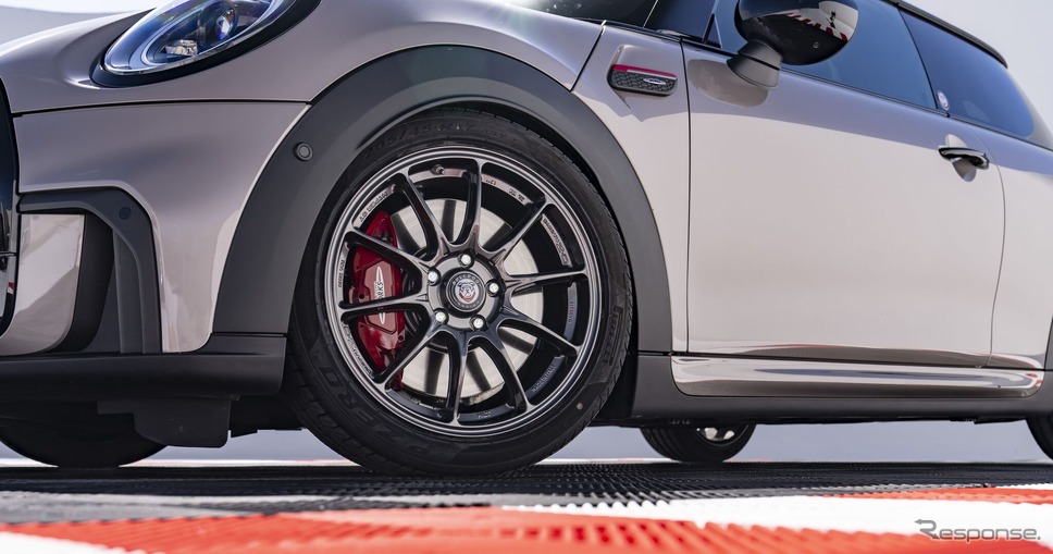 MINI ジョン・クーパー・ワークス の「ブルドッグ・レーシング・エディション」《photo by MINI》