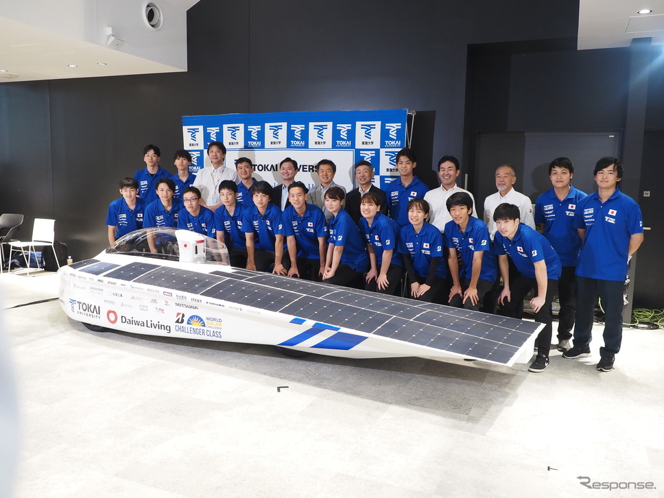 レースに参戦する東海大学のメンバーと参戦車両《写真撮影 家本浩太》