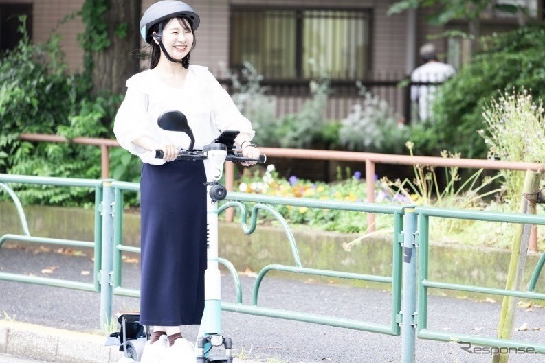 LUUPに乗って、物件に向かう《写真提供 LUUP》