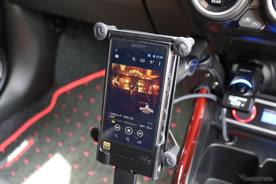 音楽プレイヤーとして用いるウォークマンNW-ZX2。高音質で定評のあるDAPでシステム全体のクオリティアップを狙う。