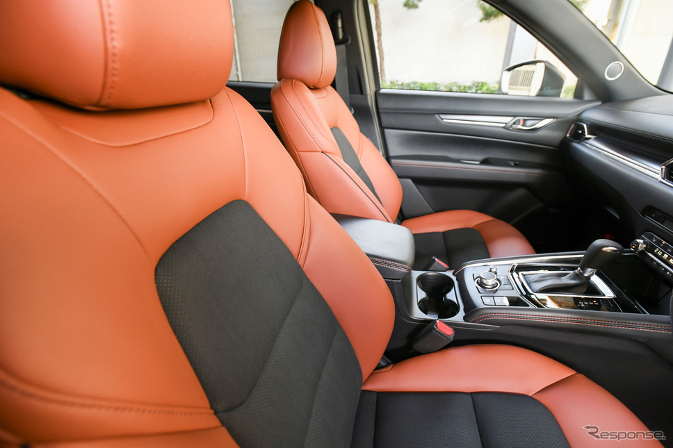 CX-5 メイン材のスエード調人工皮革にはパーフォレーションを施してスポーティさを強調 コンソールやドアのステッチとシートのテラコッタ色のコーディネートにもご注目《写真撮影　中野英幸》