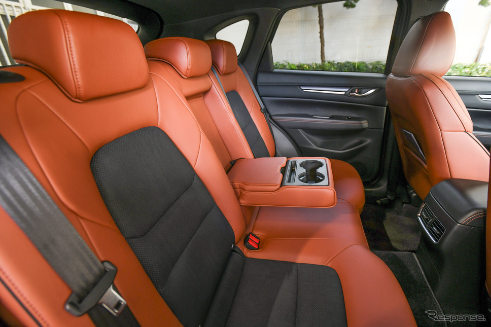 CX-5 メイン材のスエード調人工皮革にはパーフォレーションを施してスポーティさを強調 コンソールやドアのステッチとシートのテラコッタ色のコーディネートにもご注目《写真撮影　中野英幸》