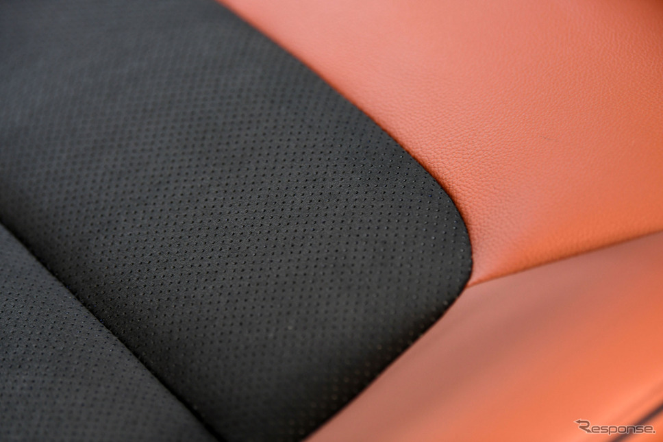CX-5 メイン材のスエード調人工皮革にはパーフォレーションを施してスポーティさを強調《写真撮影　中野英幸》