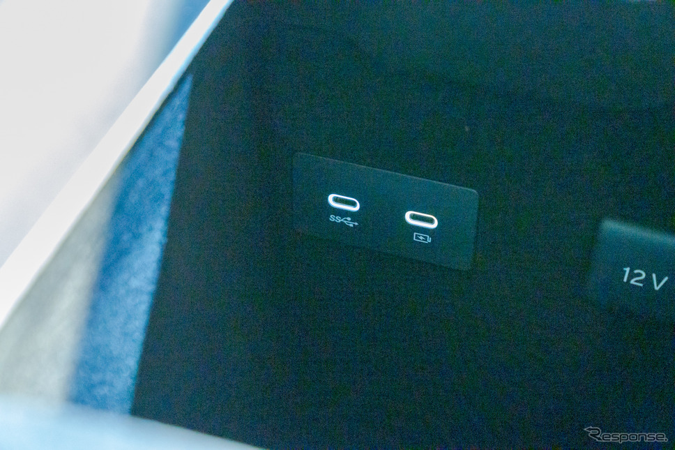 センターのグローブボックス内部には、USB-Cの充電端子が２個と12Vアウトレット。《写真撮影 関口敬文》