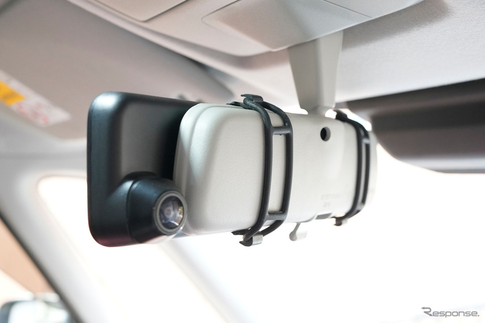 車のミラーに付属バンドで固定《写真提供:INBES》