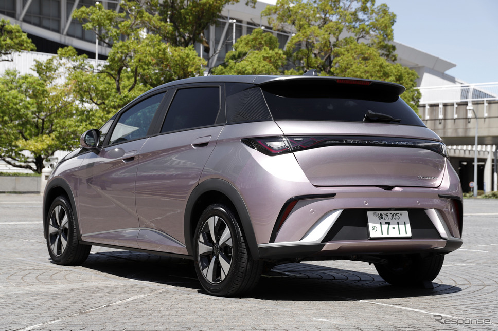 BYD ドルフィン ロングレンジ(コーラルピンク+アーバングレー)《写真撮影 小林岳夫》