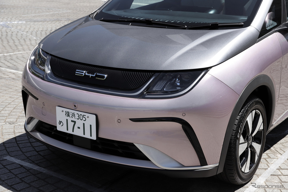 BYD ドルフィン ロングレンジ(コーラルピンク+アーバングレー)《写真撮影 小林岳夫》