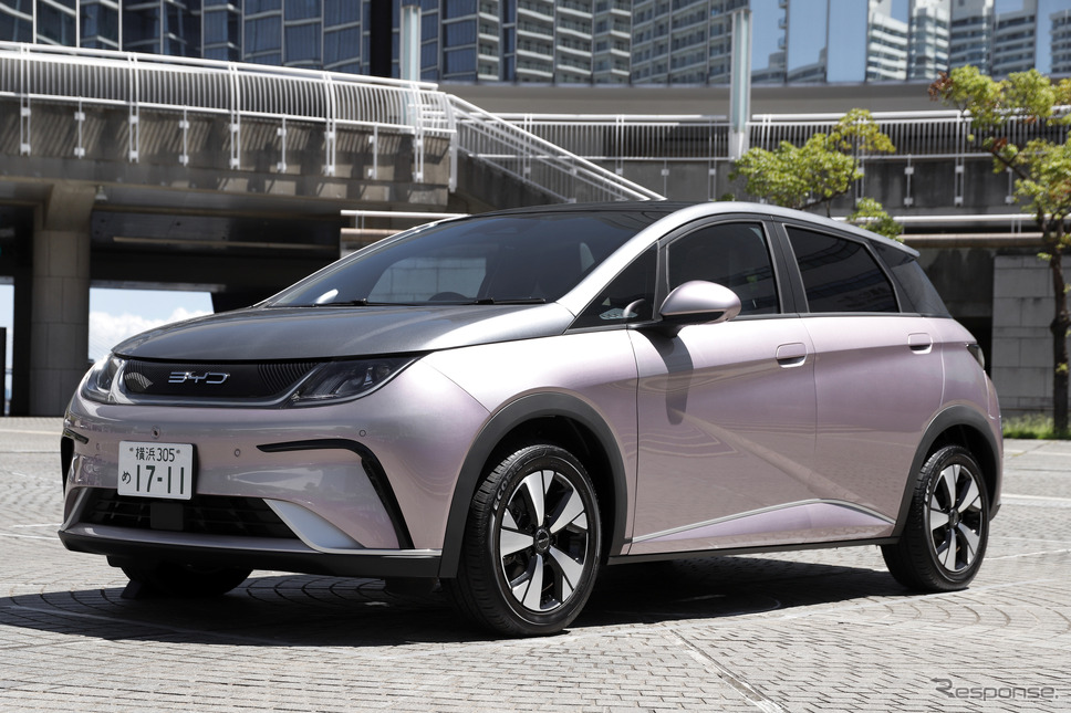 BYD ドルフィン ロングレンジ(コーラルピンク+アーバングレー)《写真撮影 小林岳夫》