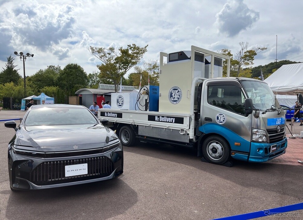トヨタとJAFが開発した給水素トラック(右)、クラウンセダン FCEV(左)《写真撮影 吉田瑶子》