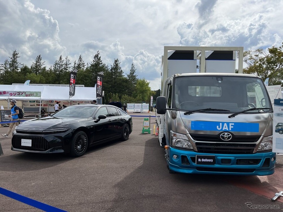 トヨタとJAFが開発した給水素トラック(右)、クラウンセダン FCEV(左)《写真撮影 吉田瑶子》