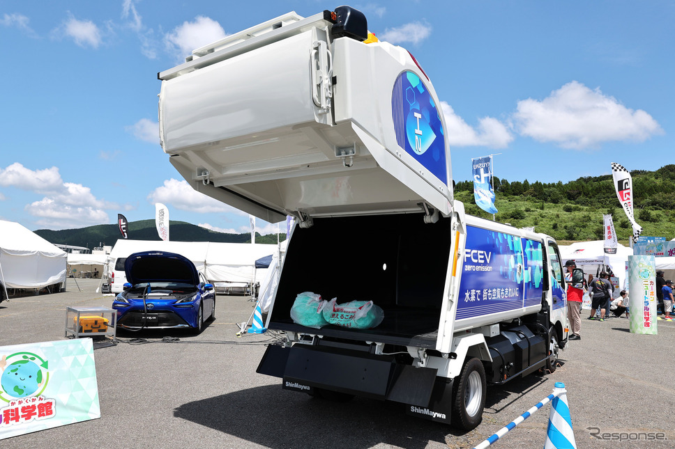 7月のスーパー耐久シリーズ第4戦オートポリスで公開された、FCごみ収集車《写真提供 トヨタ自動車》