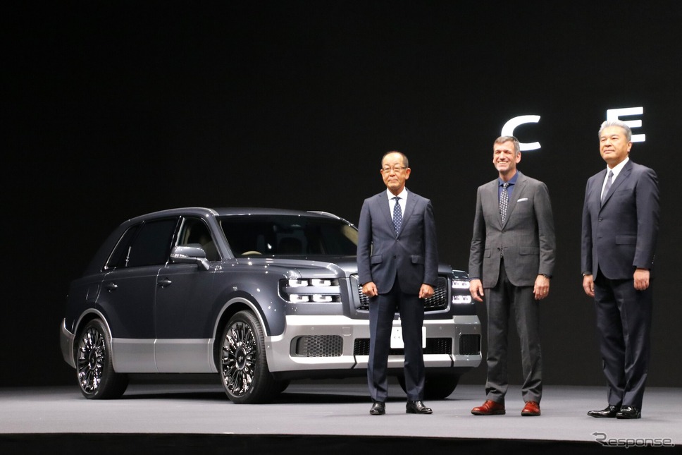 左から順にトヨタセンチュリー開発責任者の田中義和氏、トヨタ取締役・執行役員デザイン領域統括部長のサイモン・ハンフリーズ氏、トヨタ執行役員・副社長の中嶋裕樹氏《写真撮影 内田俊一》