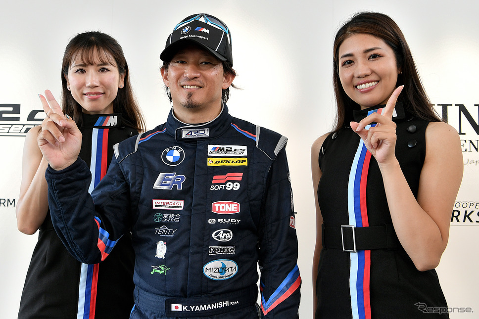 山西康司監督兼ドライバー(中央)《写真提供:エルベレーシングチーム》