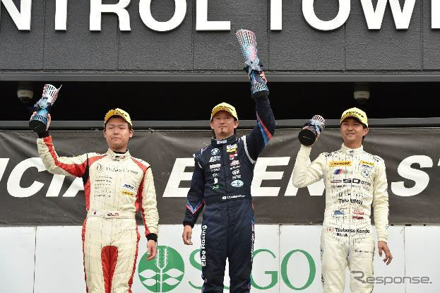 山西康司監督兼ドライバー(中央)《写真提供:エルベレーシングチーム》