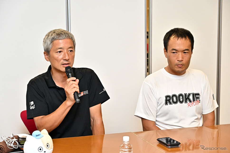 GR車両開発部グループ長の齋藤尚彦氏（左）《写真撮影 雪岡直樹》
