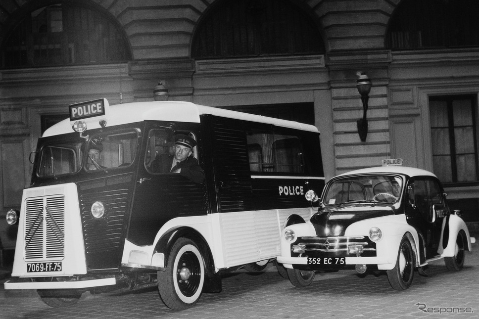 警察仕様のタイプH(向かって左、1954年)《Photo by Keystone-France/Gamma-Keystone/ゲッティイメージズ》