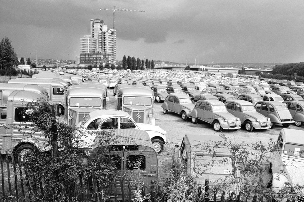パリ、ジャベル工場(現存せず)に並ぶタイプH(向かって左がわ)と2CV(1974年)《Photo by Alain MINGAM/Gamma-Rapho/ゲッティイメージズ》