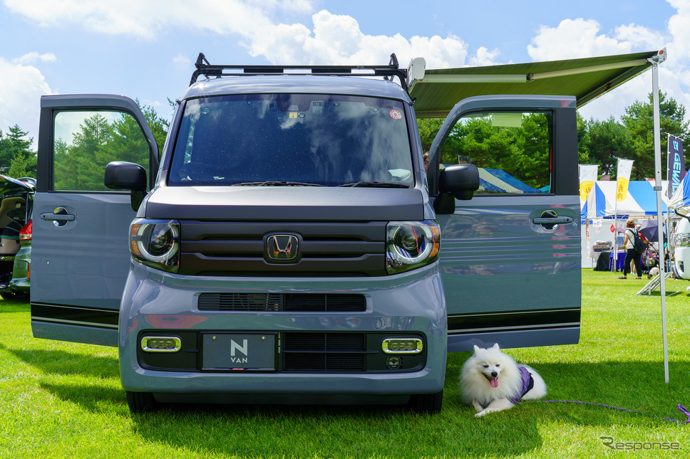 “N-VANで愛犬と一緒の車中泊”が今回のカーライフスタイル提案。《写真撮影 石川徹》