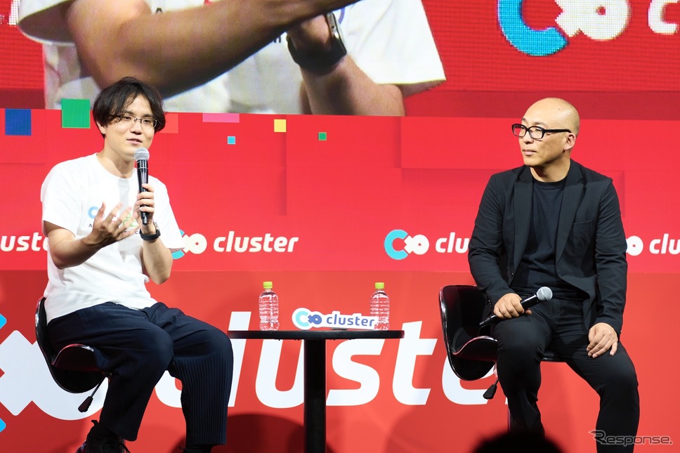 クラスターの加藤CEO(向かって左)とトヨタの中嶋部長。爆創クラブ制作発表会(東京ゲームショウ2023)《写真提供 クラスター》