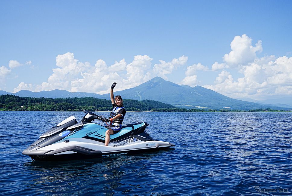 猪苗代湖から望む磐梯山を背景に、ヤマハの水上バイクで走る！《写真撮影 柳田由人》