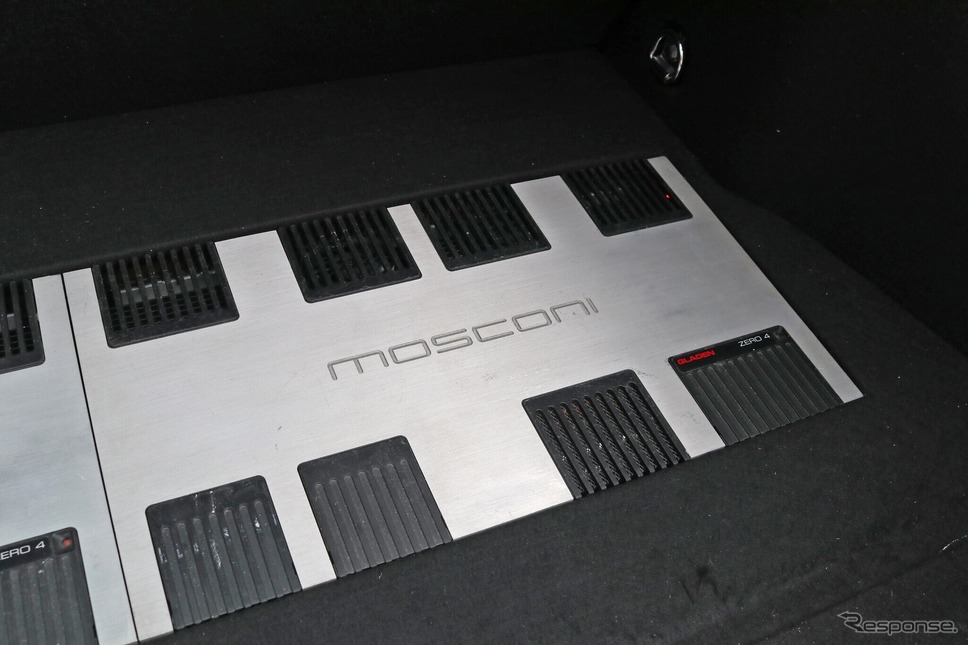 パワーアンプはモスコニのZERO4を2台用いる。シルバーヘアライン仕上げのボディは存在感満点でラゲッジを彩っている。《写真撮影　土田康弘》
