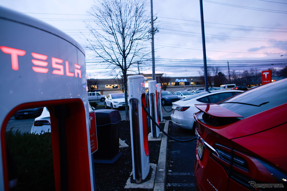 テスラの充電器(米ニュージャージー州)《Photo by Kena Betancur/VIEWpress/Corbis News/ゲッティイメージズ》