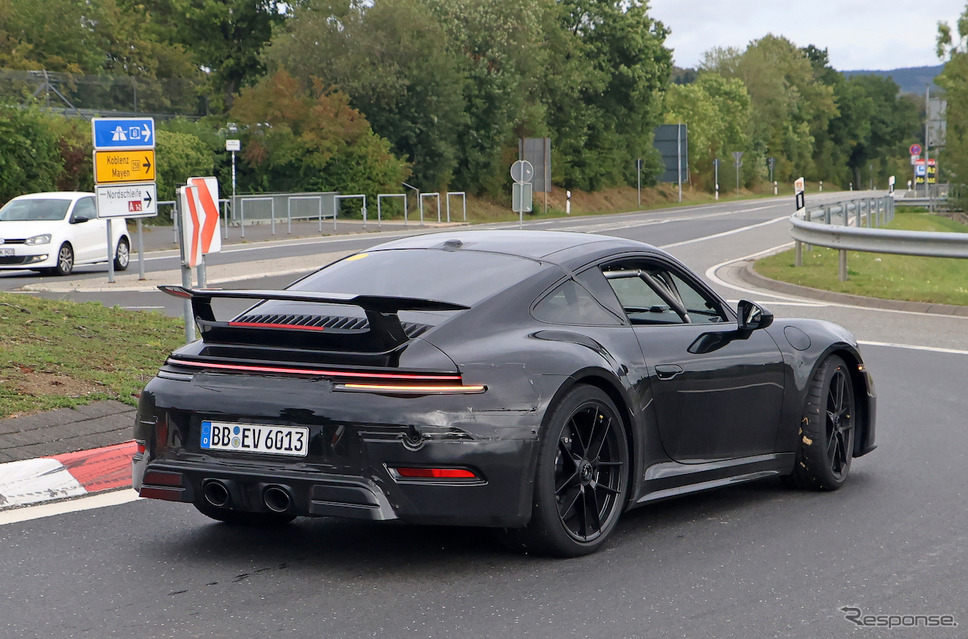 ポルシェ 911 GTSハイブリッド プロトタイプ エアロパッケージ（スクープ写真）《APOLLO NEWS SERVICE》