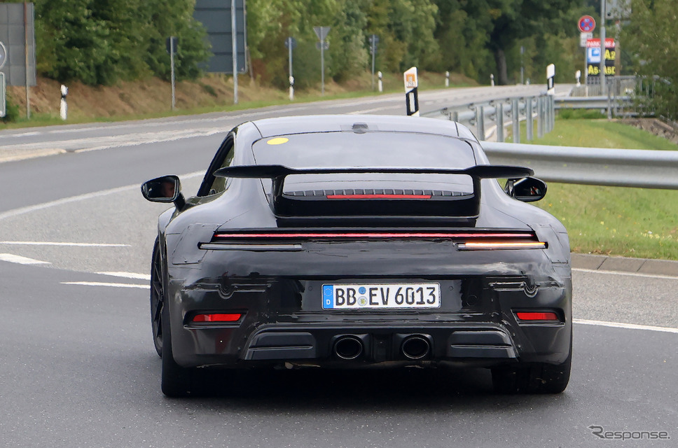 ポルシェ 911 GTSハイブリッド プロトタイプ エアロパッケージ（スクープ写真）《APOLLO NEWS SERVICE》