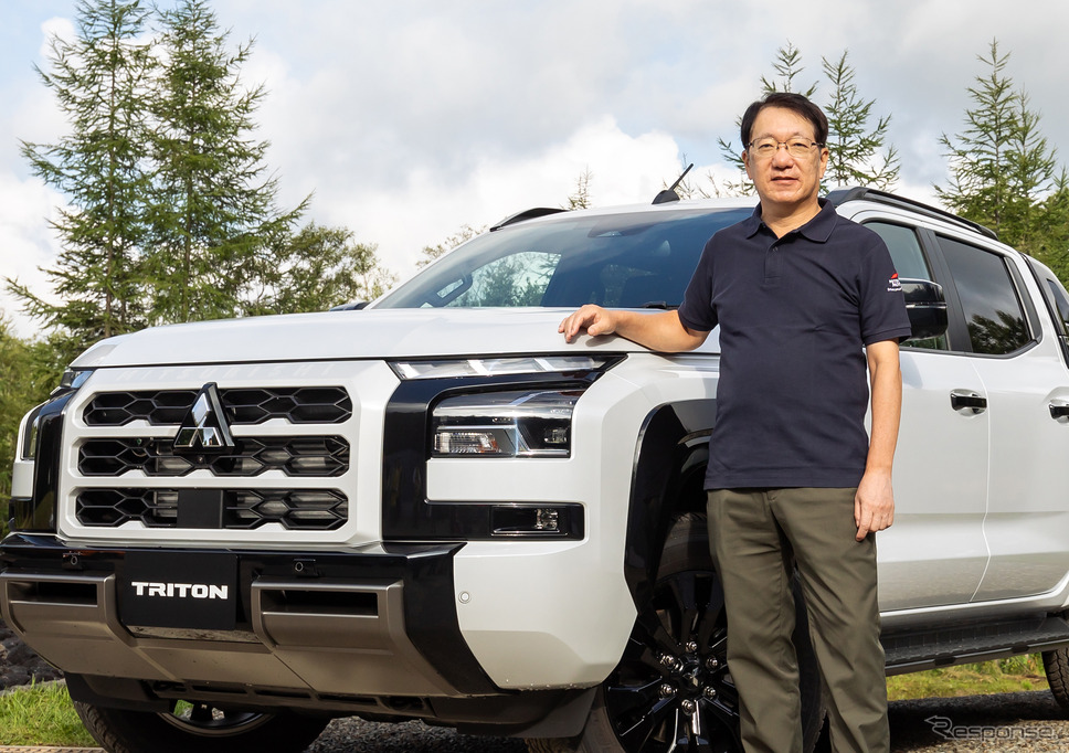 新型トライトンと三菱自動車 加藤隆雄社長《写真提供 三菱自動車》