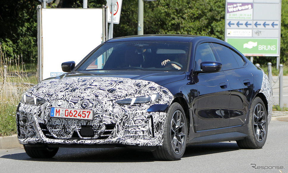 BMW i4 改良新型プロトタイプ(スクープ写真)《APOLLO NEWS SERVICE》