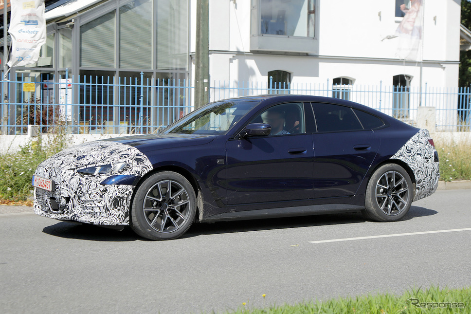 BMW i4 改良新型プロトタイプ（スクープ写真）《APOLLO NEWS SERVICE》