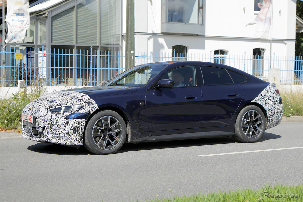 BMW i4 改良新型プロトタイプ(スクープ写真)《APOLLO NEWS SERVICE》