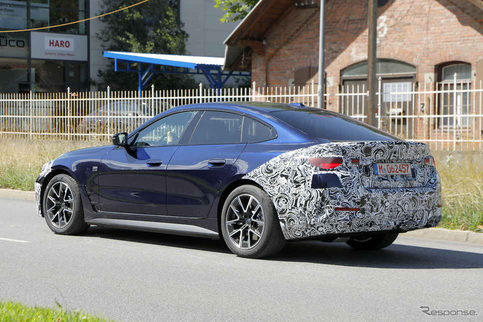 BMW i4 改良新型プロトタイプ(スクープ写真)《APOLLO NEWS SERVICE》