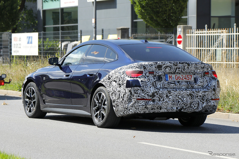 BMW i4 改良新型プロトタイプ(スクープ写真)《APOLLO NEWS SERVICE》