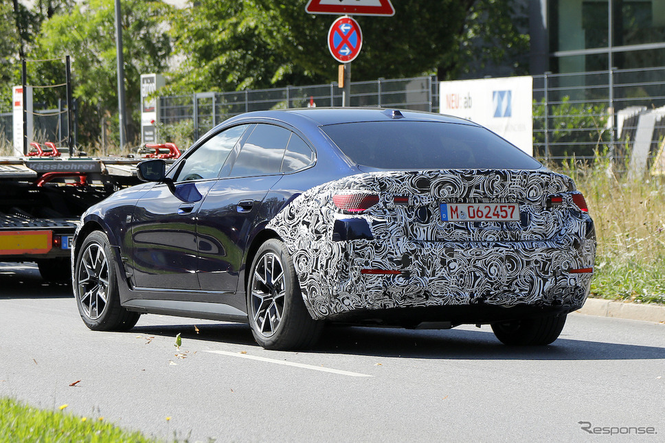 BMW i4 改良新型プロトタイプ(スクープ写真)《APOLLO NEWS SERVICE》