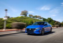 日産が『セントラ』2024年型を発表、新解釈のVモーショングリル装着