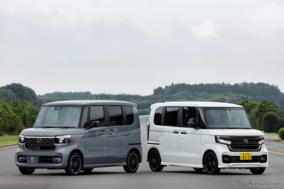 ホンダ N-BOX カスタム 新型(左)と旧型(右)《写真提供 ホンダ》