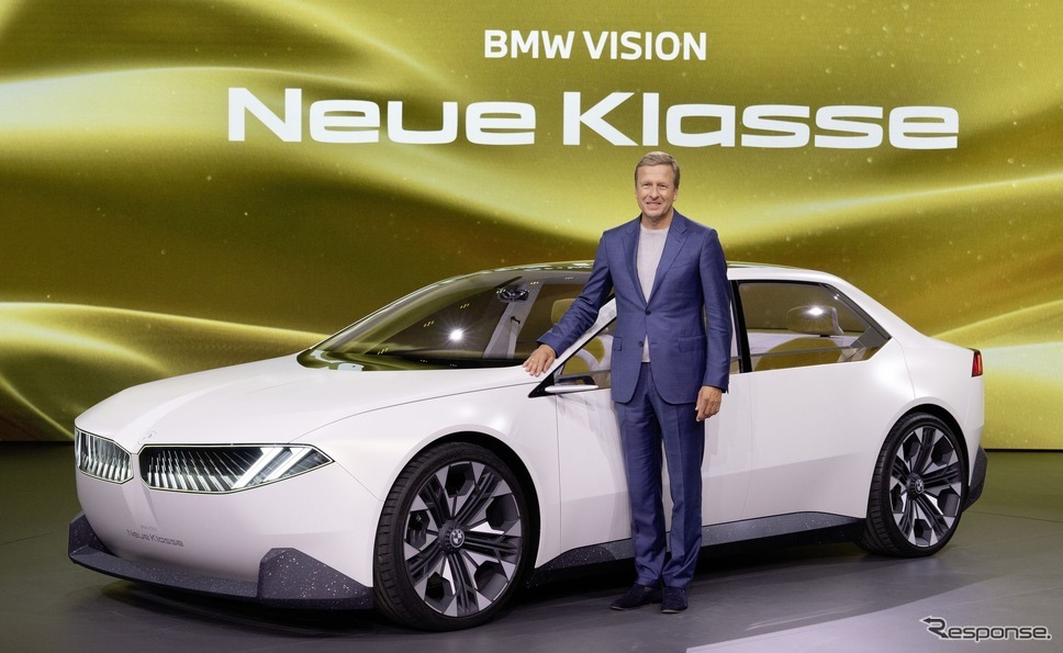 BMW ヴィジョン・ノイエ・クラッセ とオリバー・ツィプセCEO（IAAモビリティ2023）《photo by BMW》