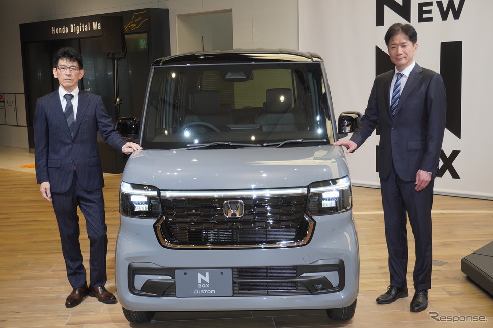 N-BOXカスタムとホンダ統合地域本部日本統括部の 高倉記行部長(右)とN-BOX開発責任者の諫山博之氏《写真撮影 山田清志》
