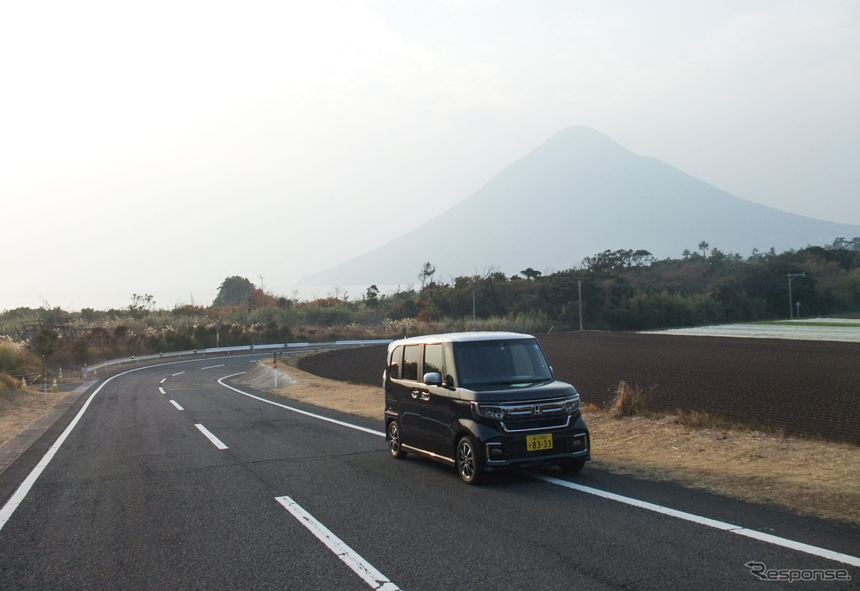 鹿児島県薩摩半島南端、長崎鼻近くの地方道から開聞岳を望む。《写真撮影 井元康一郎》