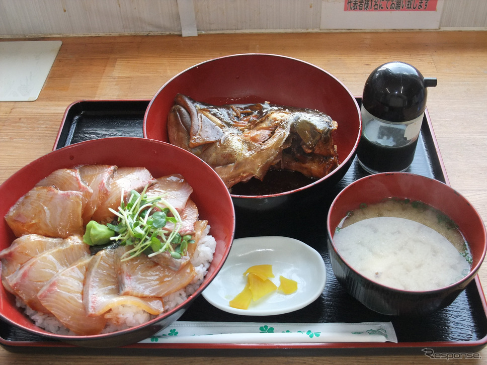 みなと食堂では名産のカンパチを使った料理をはじめ新鮮な魚料理を堪能できる。この物価高のおり、写真のカンパチ丼セットが900円というのはバーゲンプライスとしか言いようがない。《写真撮影 井元康一郎》