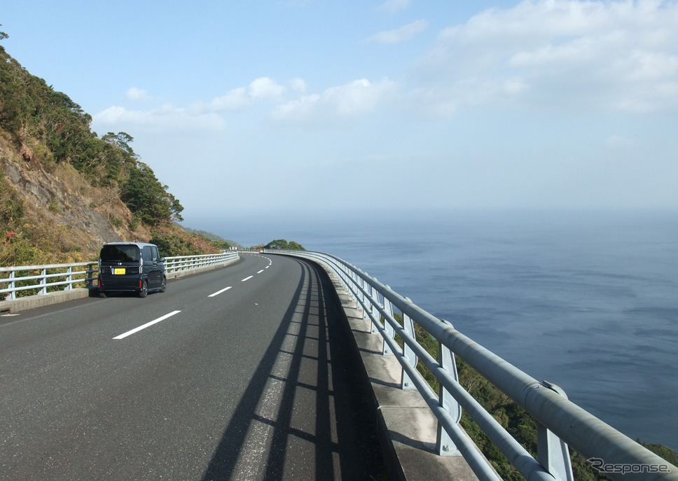 大隅半島の太平洋側を走る国道448号線にて。30年前は初心者なら怯まずにはいられない険路だったが、大改良を受けて走りやすくなった。《写真撮影 井元康一郎》