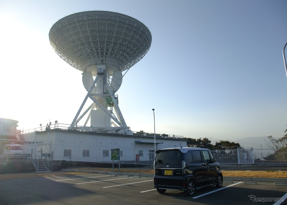 内之浦宇宙空間観測所のパラボラアンテナをバックに記念撮影。種子島宇宙センターから打ち上げられたロケットの追跡もここが行う。《写真撮影 井元康一郎》