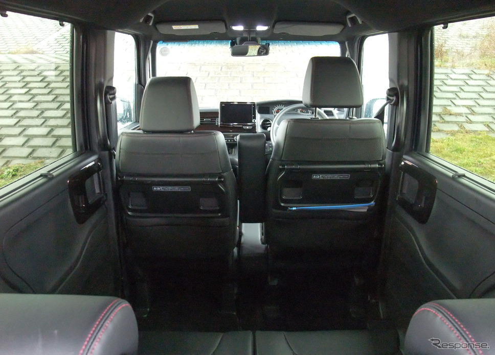荷室から車内を俯瞰。窓面積が広く、車内が明るいのが特徴。《写真撮影 井元康一郎》