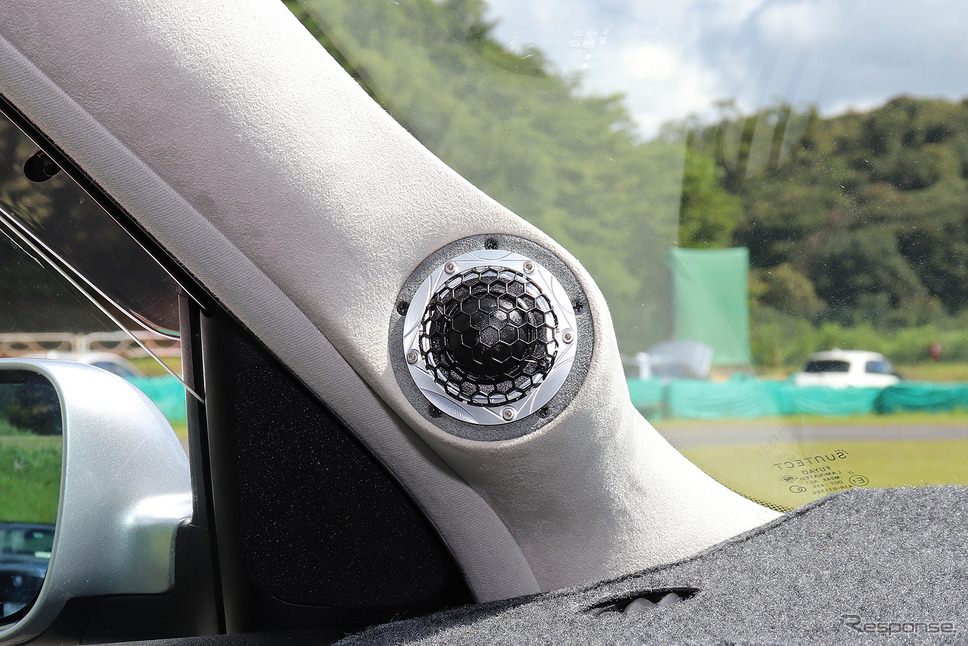 フロント2ウェイスピーカーが搭載されたオーディオカーの一例(製作ショップ:カーオーディオクラブ<大阪府>))。Photo by 太田祥三