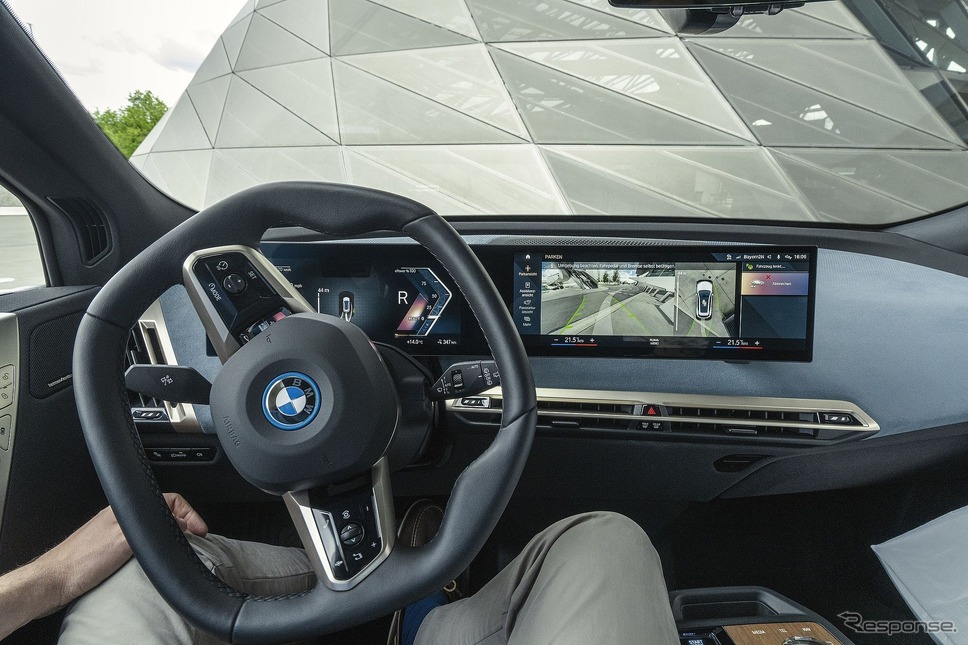 BMW iX の「パーキング・アシスト・プロフェッショナル」《photo by BMW》