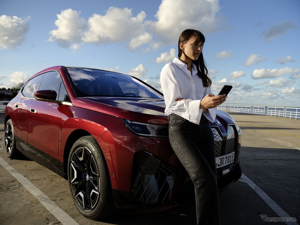 BMW iX とスマホアプリ「My BMWアプリ」による車両の自動駐車イメージ《photo by BMW》