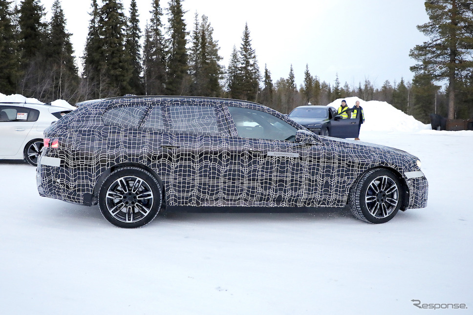BMW 5シリーズツーリング 次期型プロトタイプ(スクープ写真)《APOLLO NEWS SERVICE》